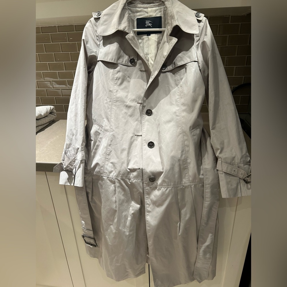Burberry woman’s Gray Trench Coat

In great condition